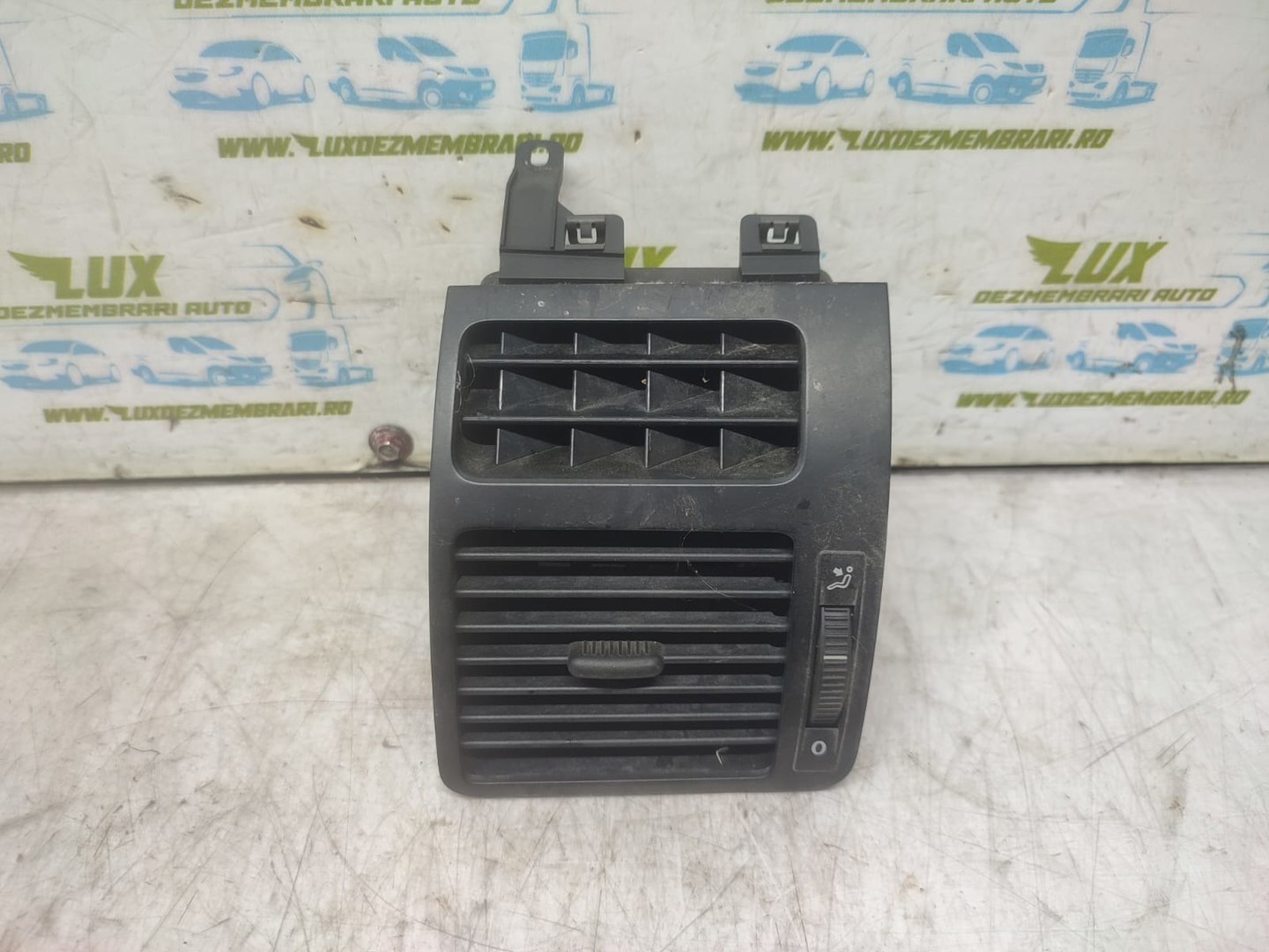 Grila ventilatie bord 1T0819703B Volkswagen Touran 1 (2003 - 2006)