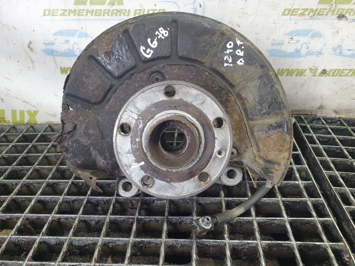 Fuzeta dreapta fata Volkswagen Passat B6 (2005 - 2010)