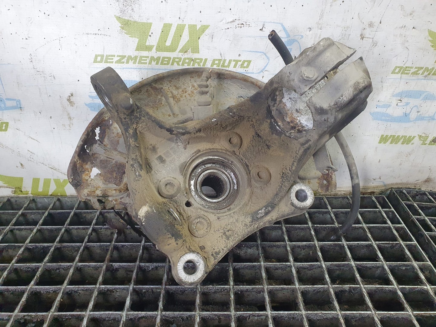 Fuzeta stanga fata Volkswagen Passat B6 (2005 - 2010)