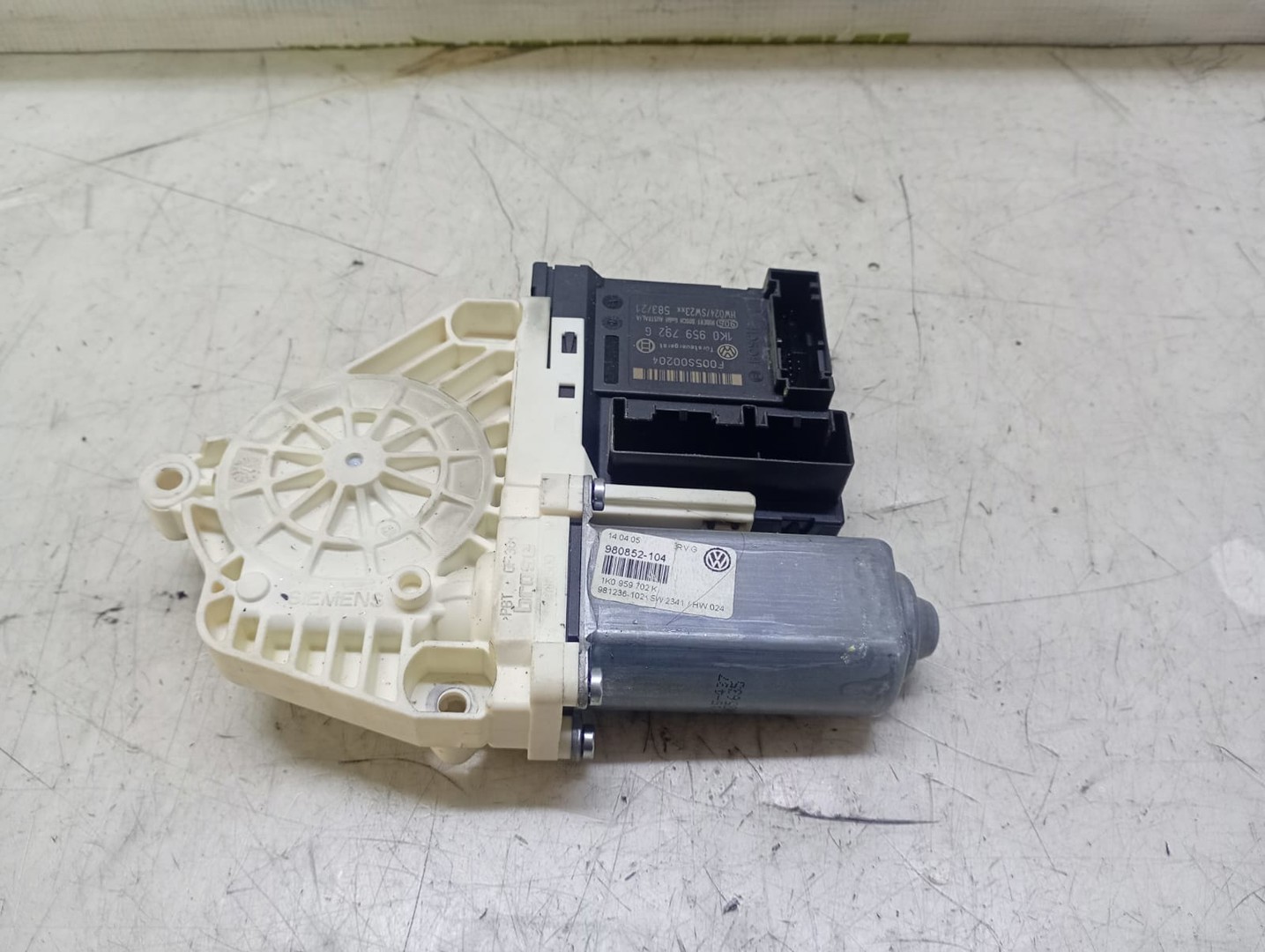 Motoras geam dreapta fata 1k0959702k 1k0959792g Volkswagen Passat B6 (2005 - 2010)