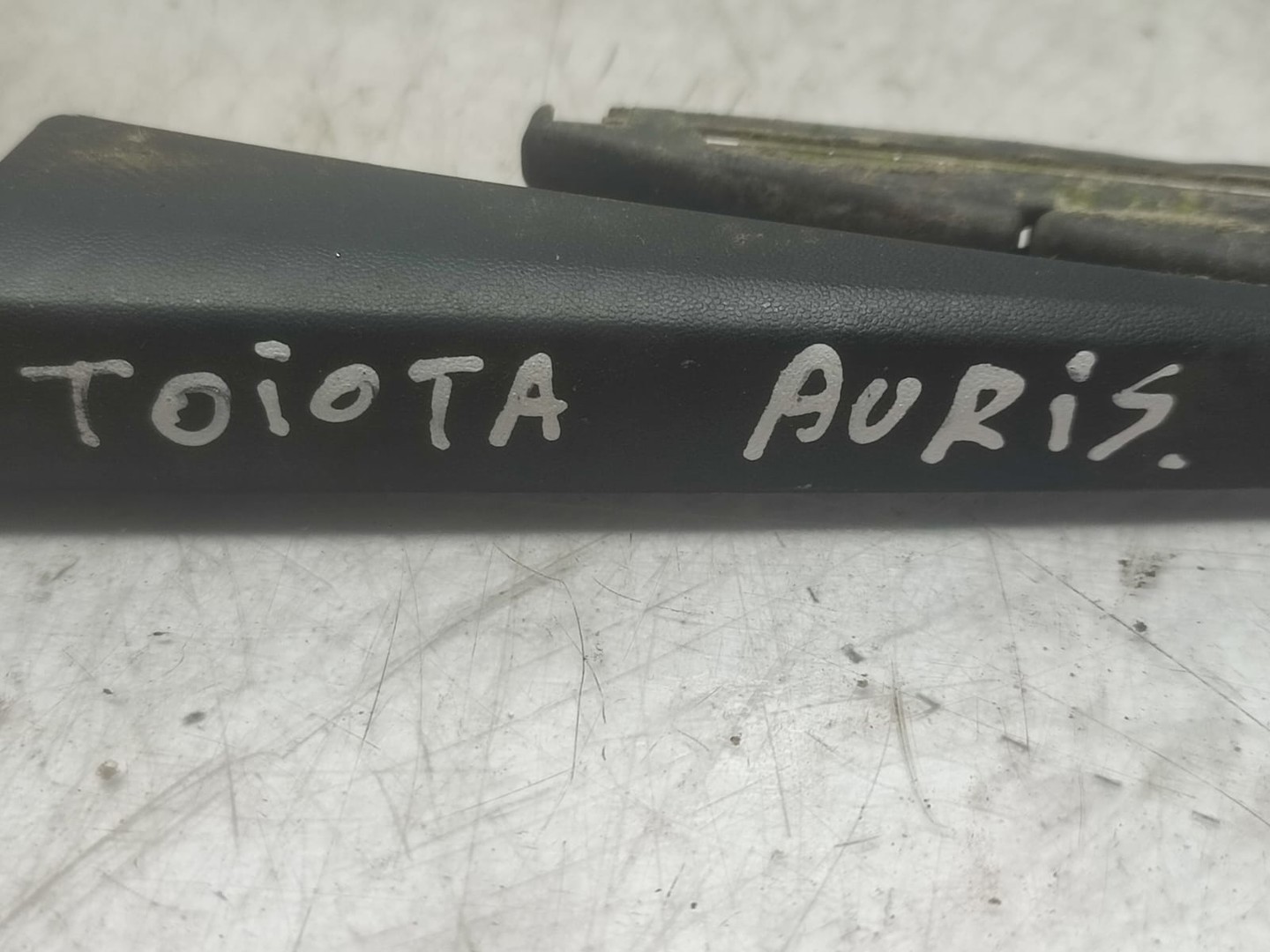 Brat stergator luneta Toyota Auris 2 (2012 - 2015)
