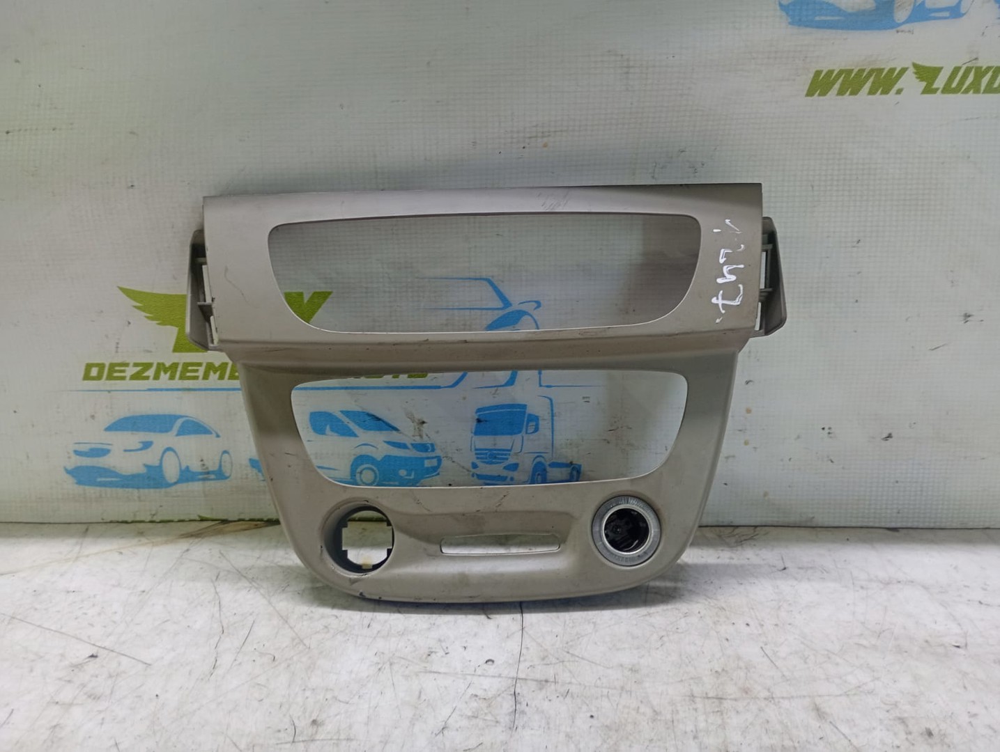 Ornament consola centrala 682608709r Renault Fluence 1 (2009 - 2013)