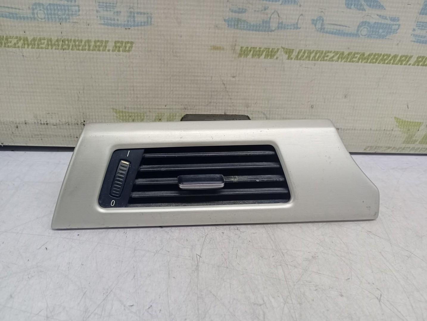 Grila ventilatie bord 642291304599 BMW Seria 3 E90 (2004 - 2010)