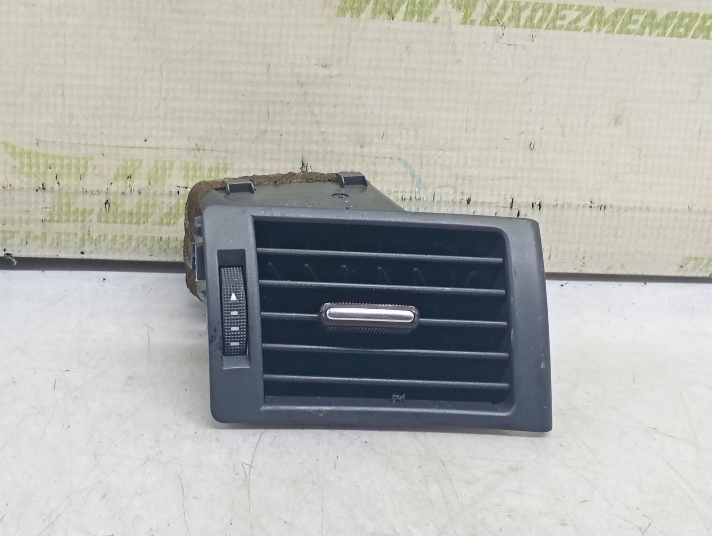 Grila ventilatie bord 8E0820902F Audi A4 B7 (2004 - 2008)