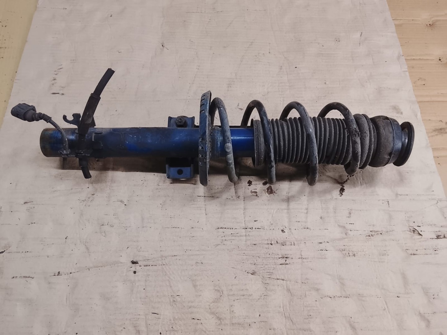 Amortizor cu arc stanga fata Volkswagen Polo 5 (6R) (2009 - 2015)