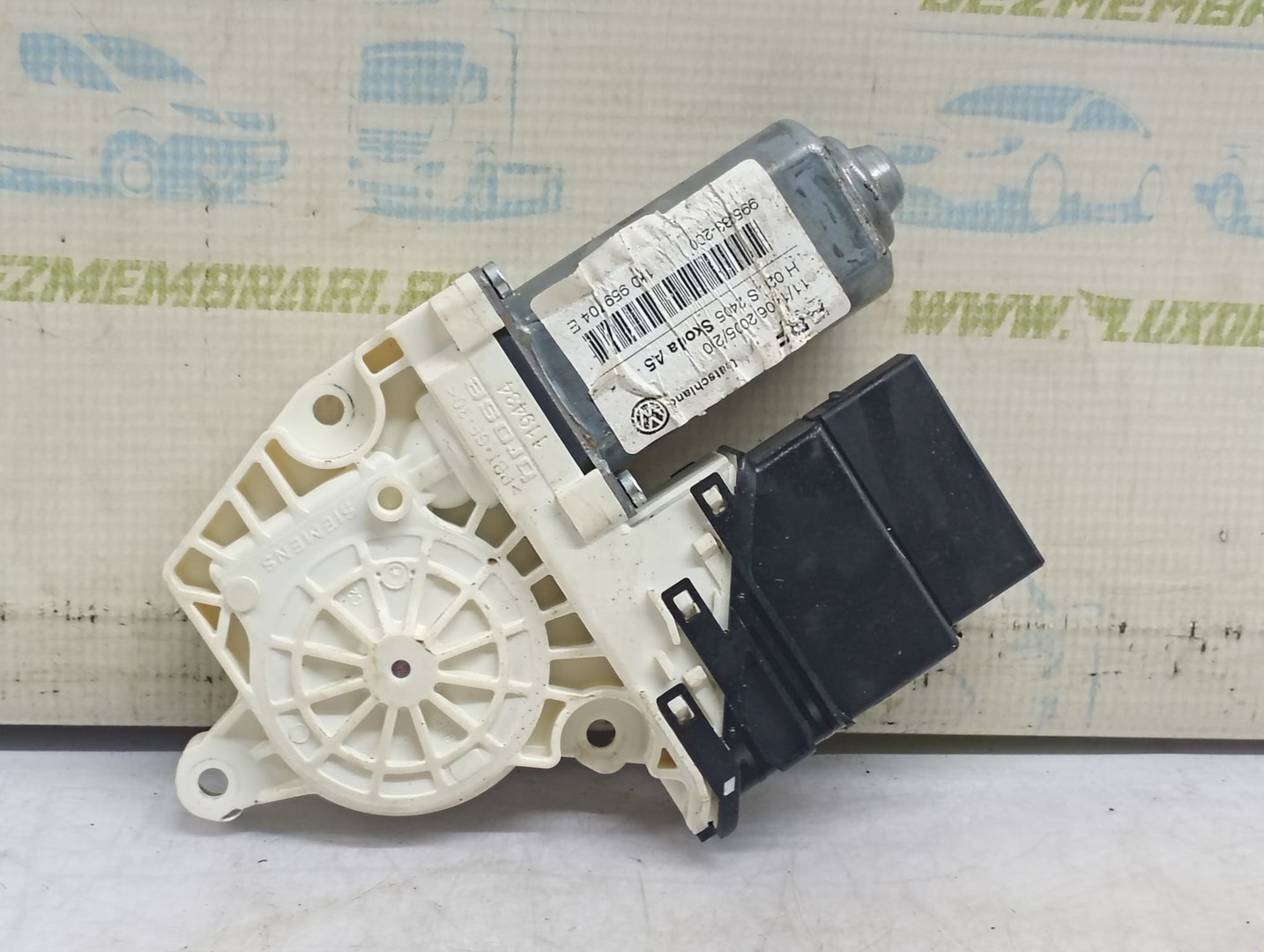 Motoras geam dreapta spate 1K0959704E Skoda Octavia 2 (2004 - 2008)