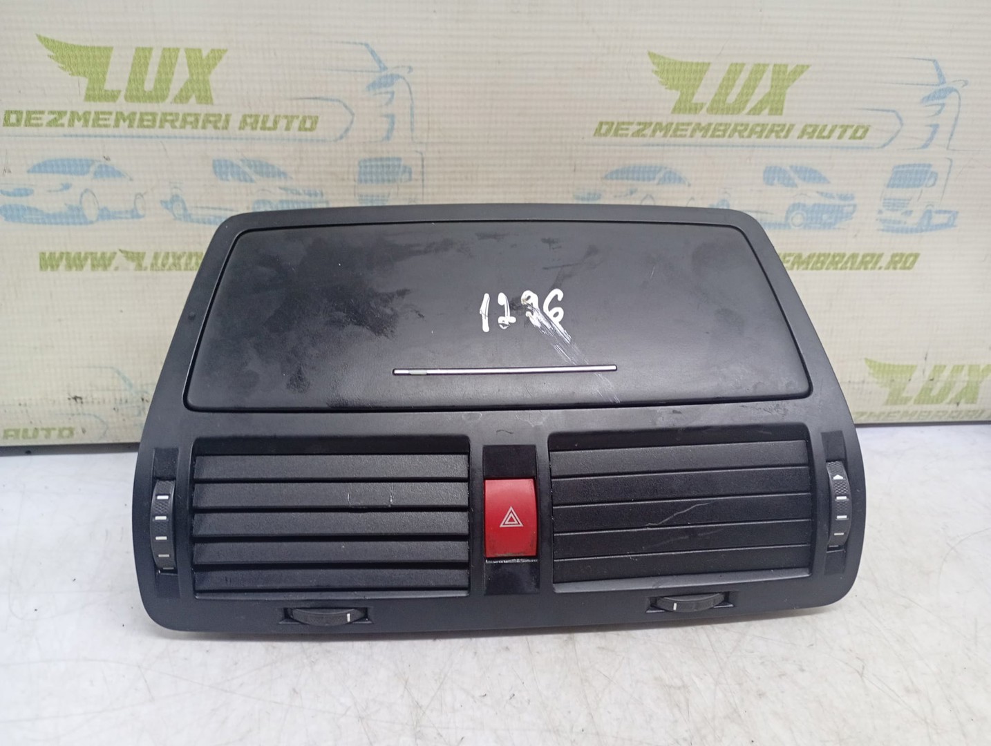 Grila ventilatie bord 1Z0820951 Skoda Octavia 2 (2004 - 2008)