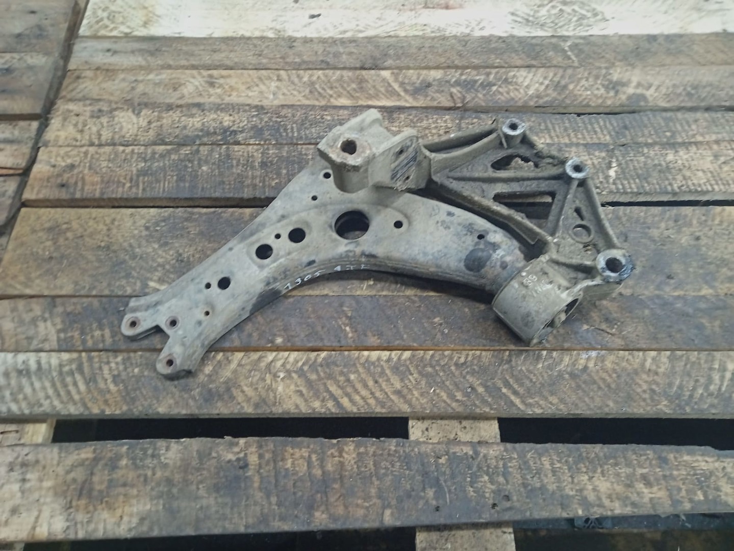 Brat suspensie stanga fata Volkswagen Polo 4 (9N) (facelift) (2005 - 2009)