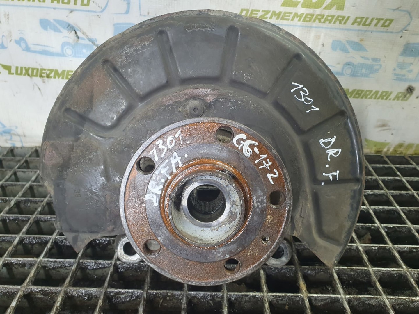 Fuzeta dreapta fata Volkswagen Passat B7 (2010 - 2015)