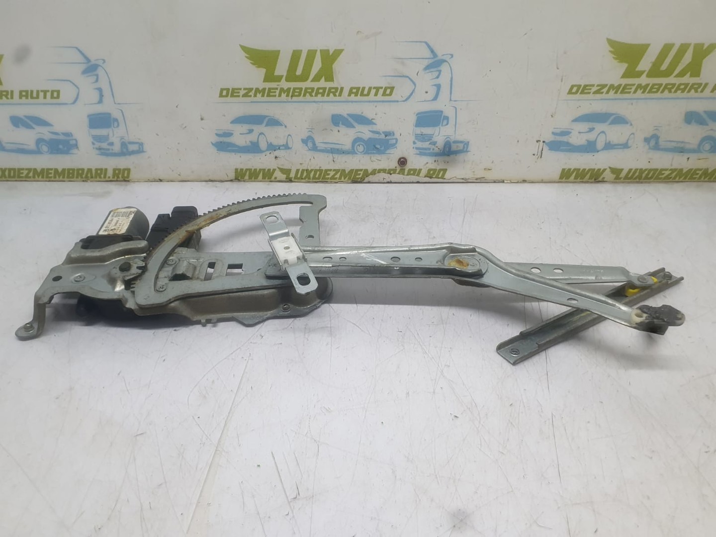 Macara geam dreapta fata 09113368 Opel Corsa C (2000 - 2003)