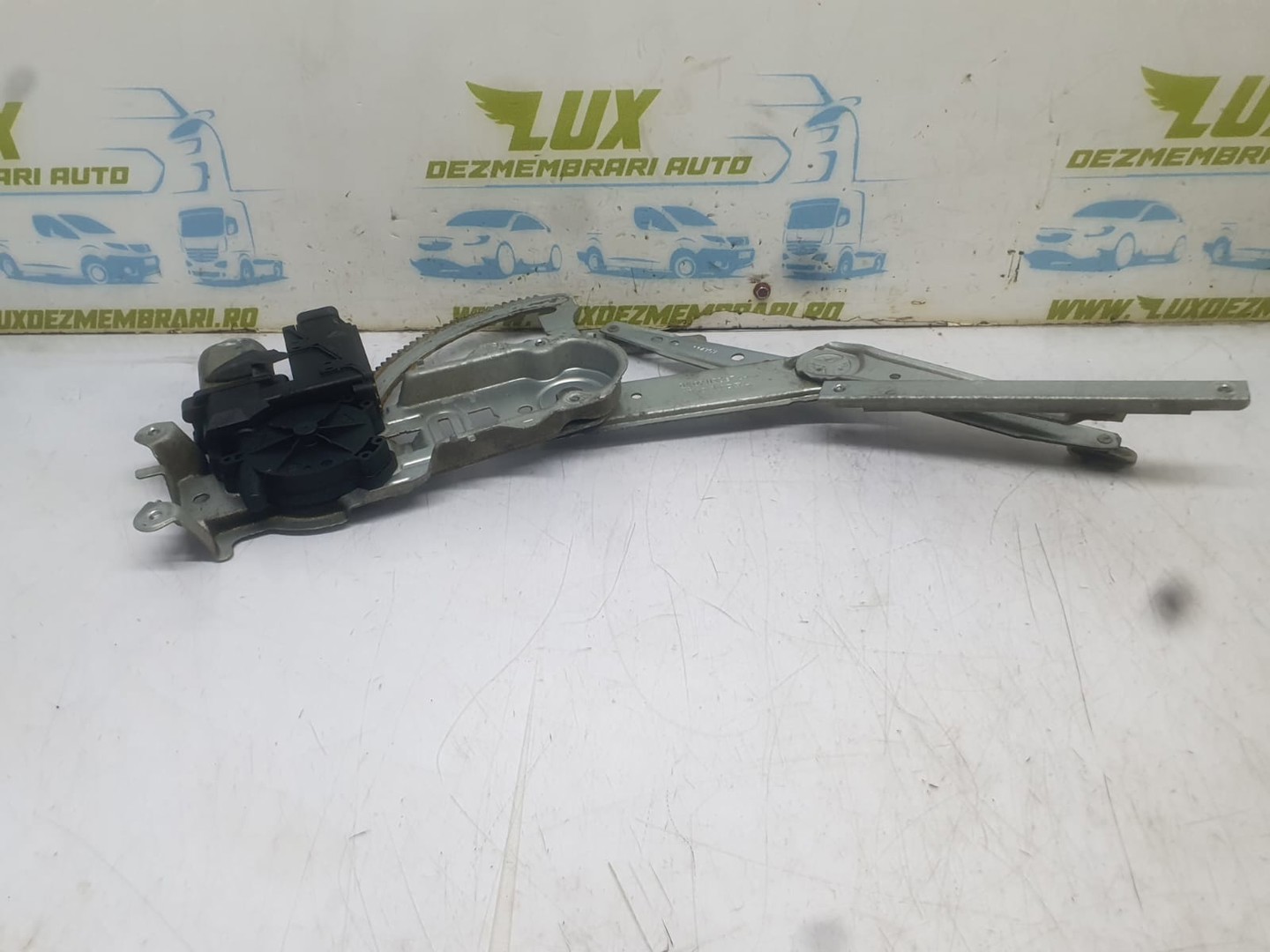 Macara geam stanga fata 09113367 Opel Corsa C (2000 - 2003)