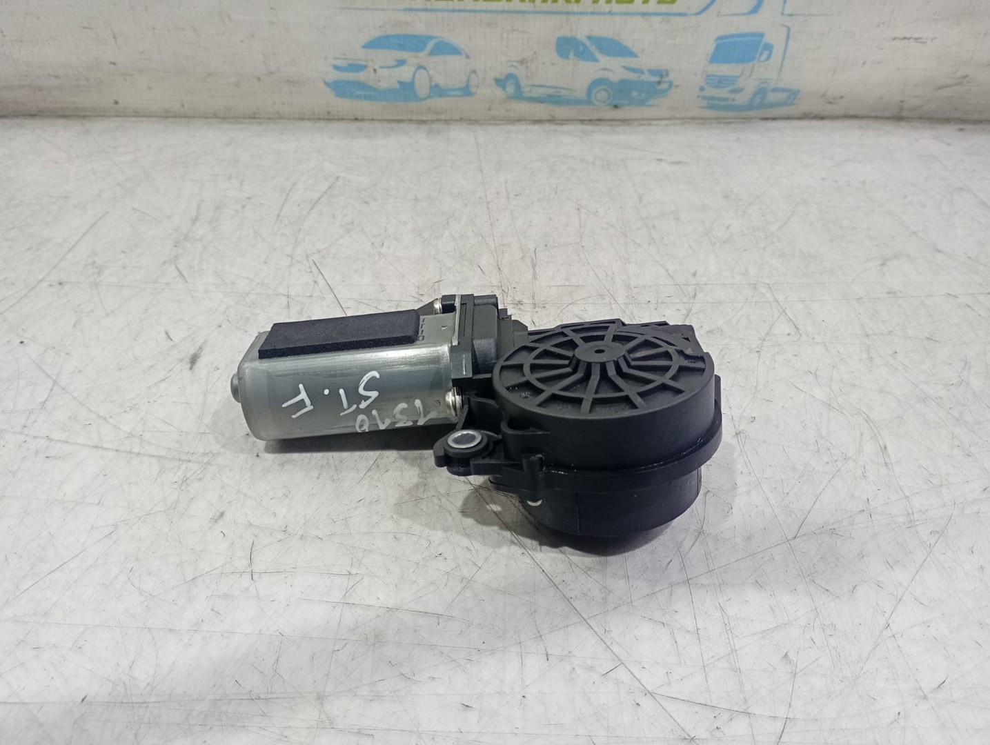 Motoras geam stanga fata 4f0837059 Audi A8 D4/4H (facelift) (2013 - 2018)