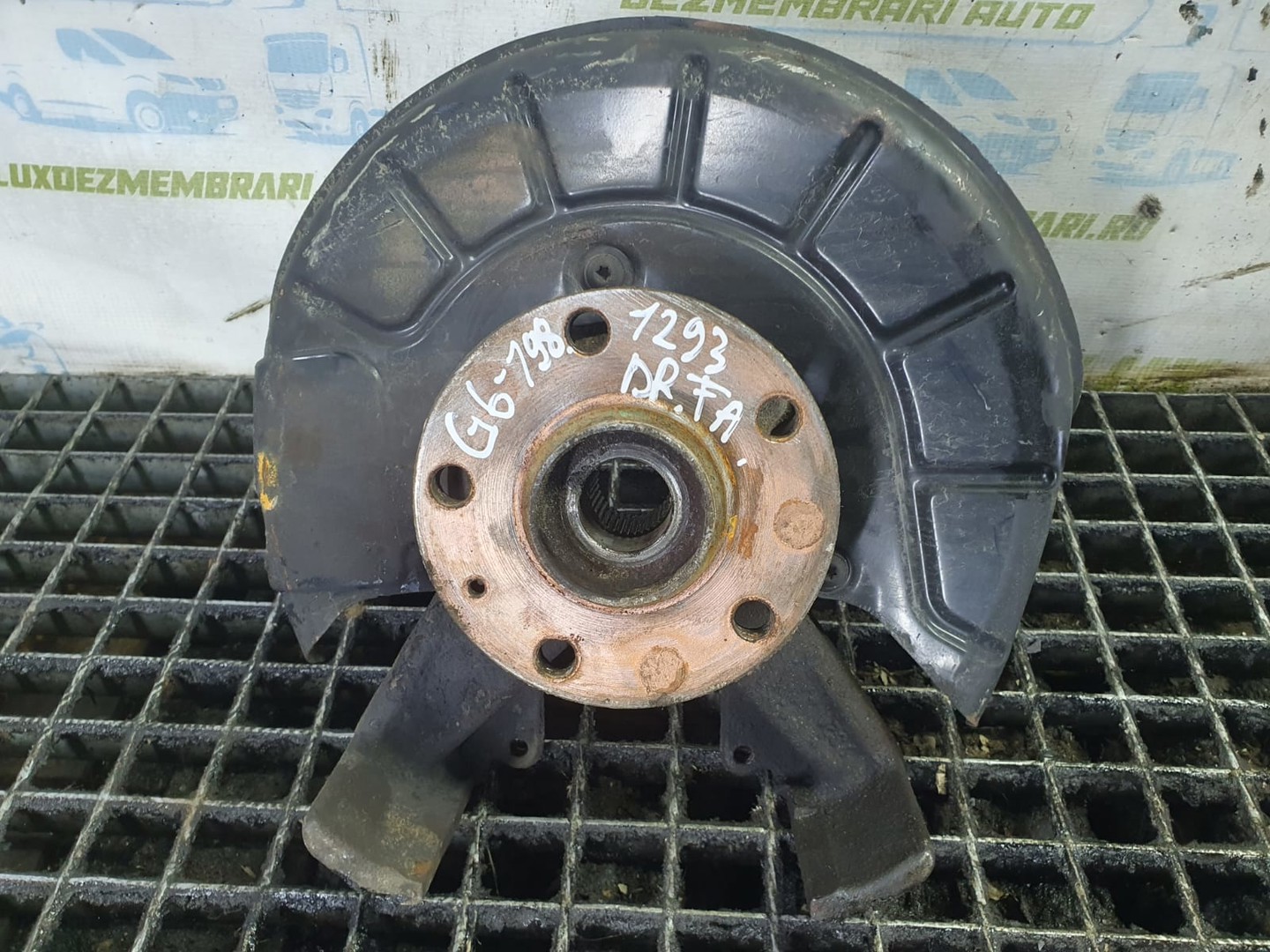 Fuzeta dreapta fata Volkswagen Golf 6 (2008 - 2015)