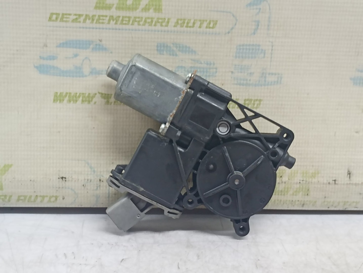 Motoras geam dreapta fata 13302457 Opel Astra J (2009 - 2012)