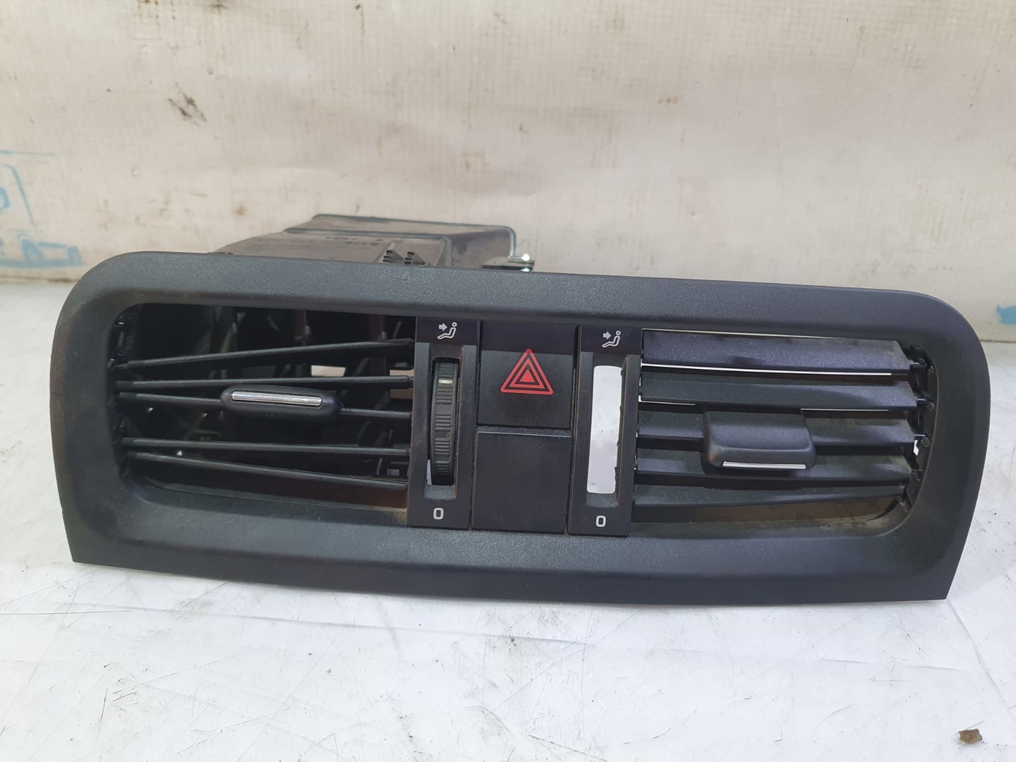 Grila ventilatie bord 5J0820951 Skoda Roomster 1 (5J) (facelift) (2010 - 2015)