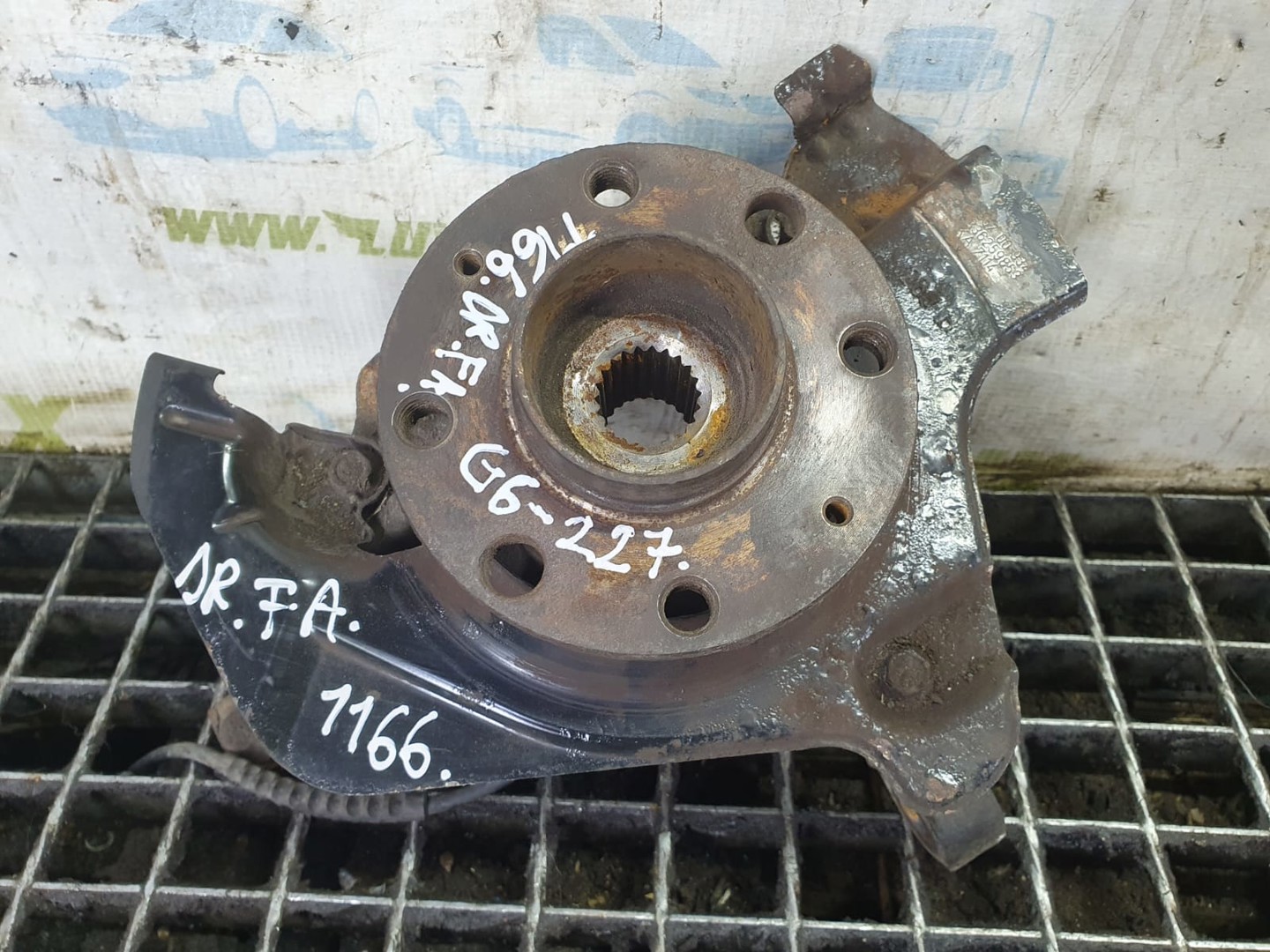 Fuzeta dreapta fata 55703153 Opel Corsa D (2006 - 2011)