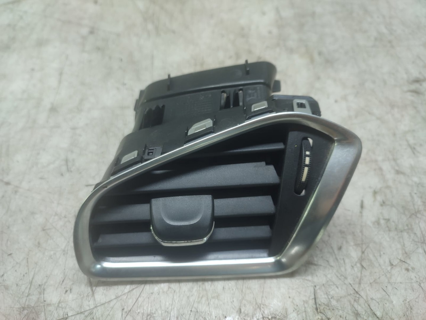 Grila ventilatie bord 00047004 Citroen C4 2 (2010 - 2017)