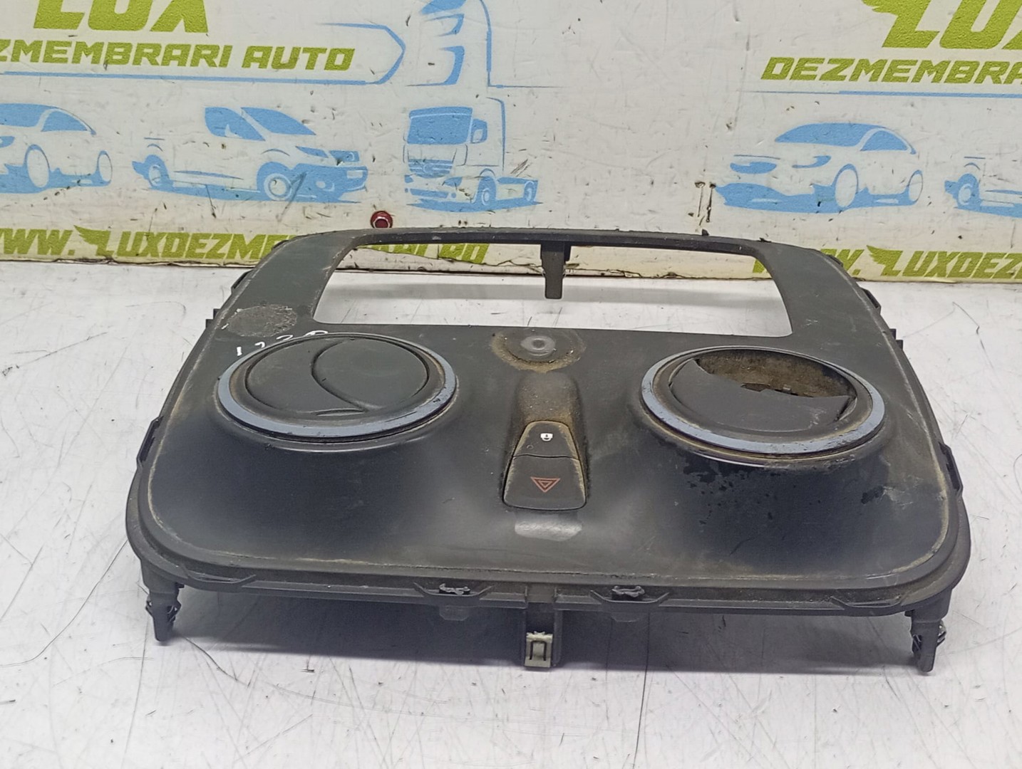Grila ventilatie bord 682602163R Dacia Logan 2 (2013 - 2016)