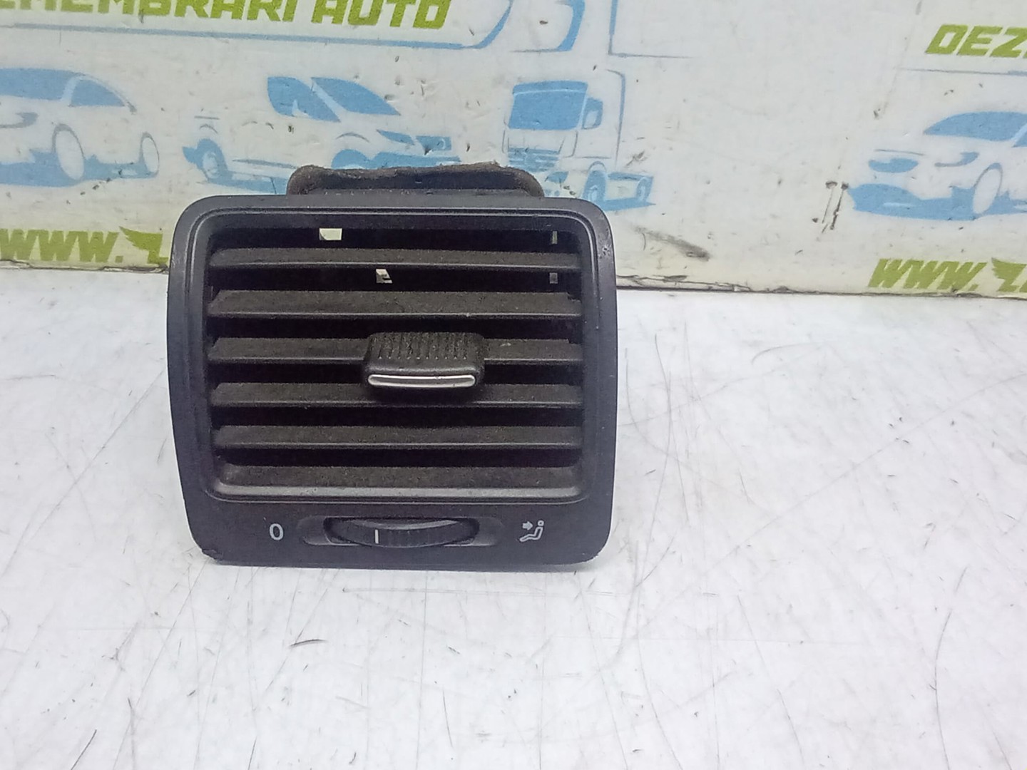 Grila ventilatie bord 1K0819703 Volkswagen Jetta 5 (2005 - 2011)