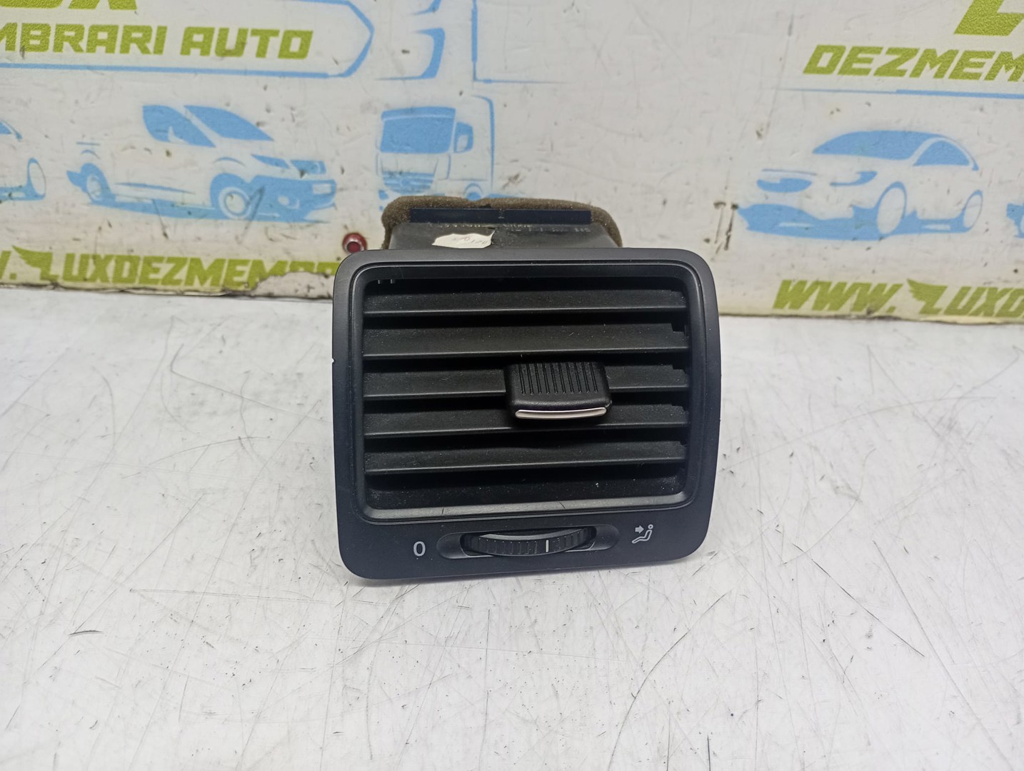 Grila ventilatie bord 1k0819704 Volkswagen Jetta 5 (2005 - 2011)