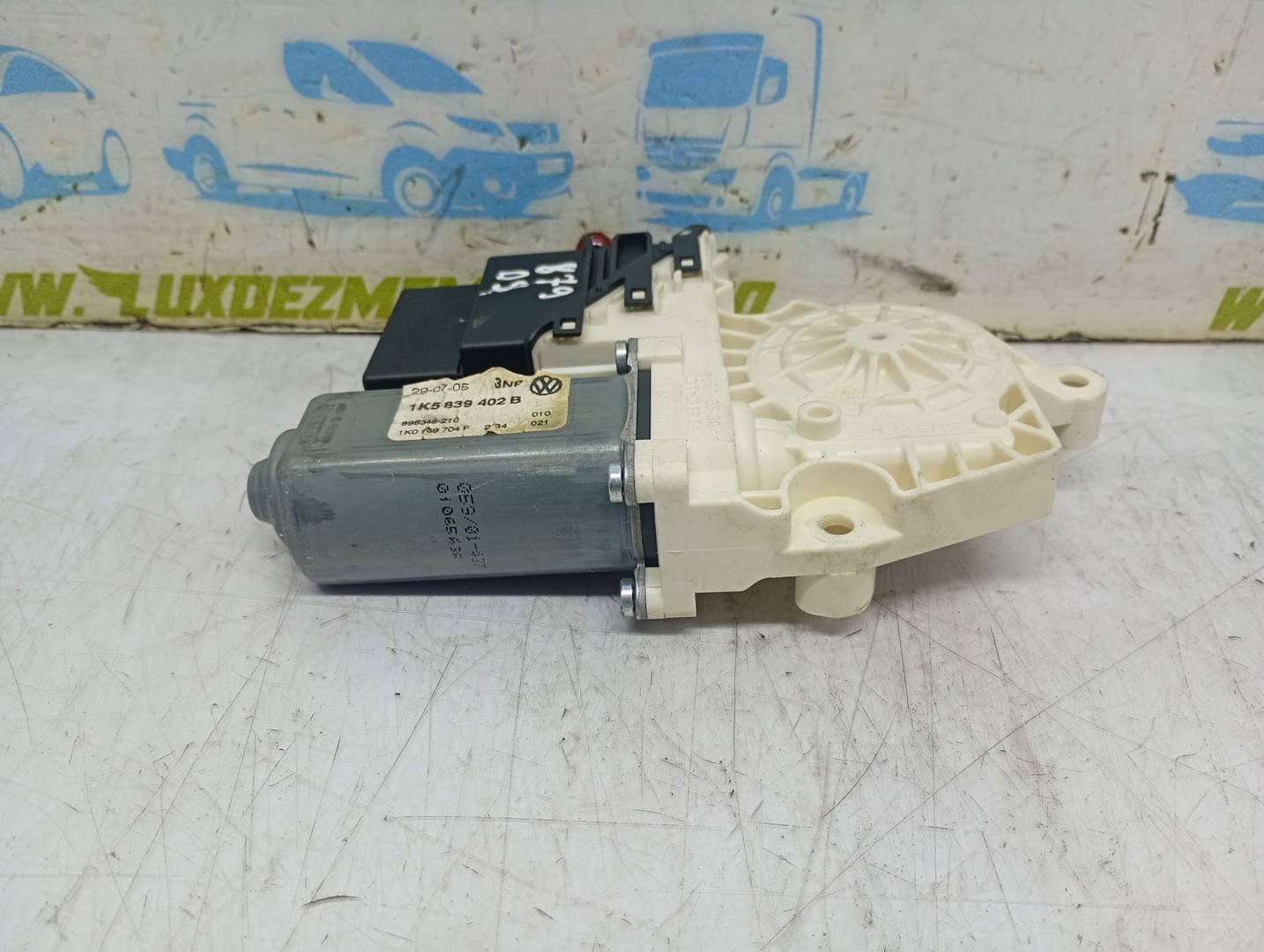 Motoras geam dreapta spate 1k5839402B Volkswagen Jetta 5 (2005 - 2011)
