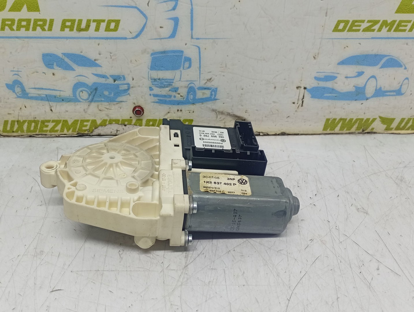 Motoras geam dreapta fata 1k5837402P Volkswagen Jetta 5 (2005 - 2011)