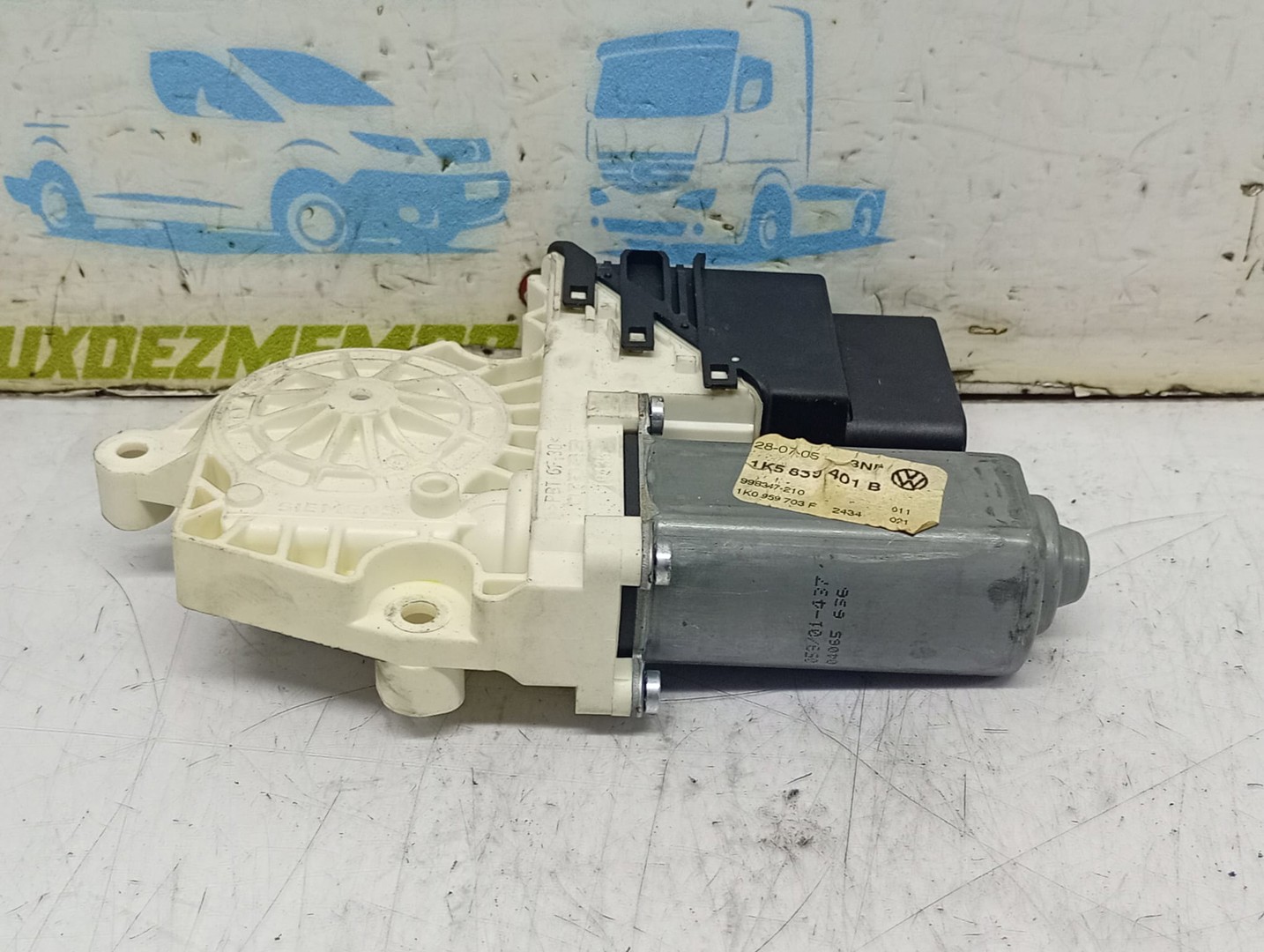 Motoras geam stanga spate 1K5839401B Volkswagen Jetta 5 (2005 - 2011)