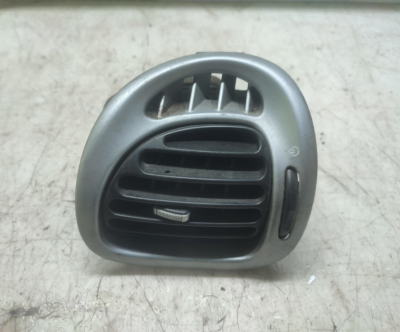 Grila ventilatie bord 9631280177 Citroen Xsara Picasso 1 (facelift) (2004 - 2010)