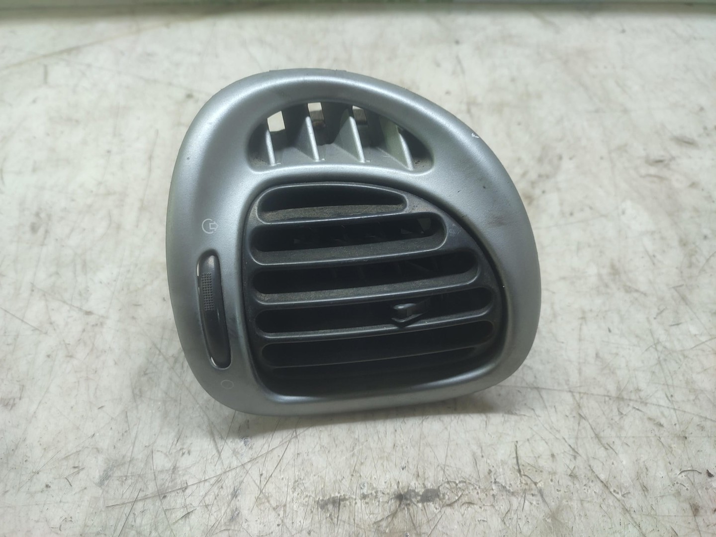 Grila ventilatie 9631280077 Citroen Xsara Picasso 1 (facelift) (2004 - 2010)