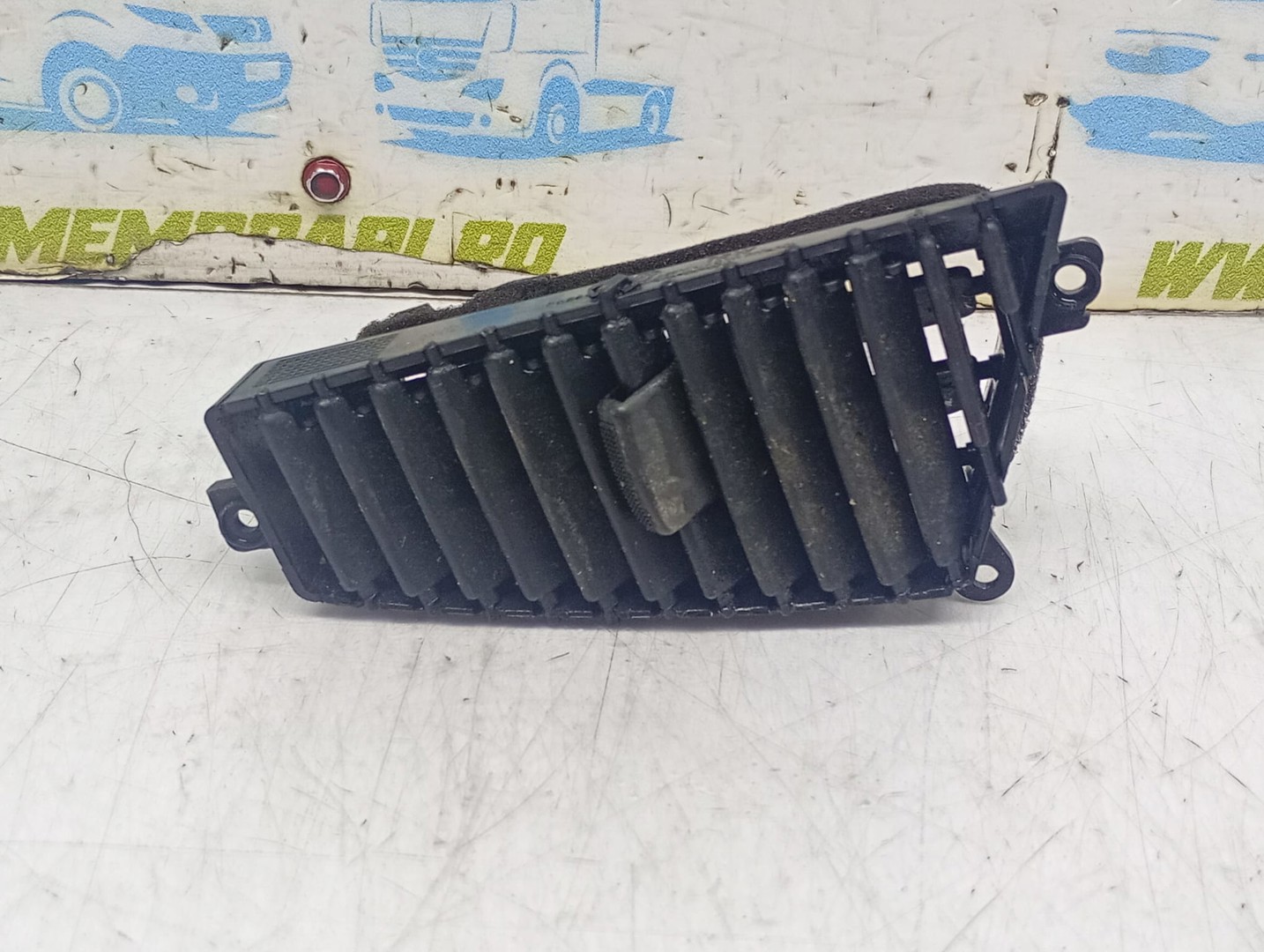 Grila ventilatie bord 0k2FA-64-81Y Kia Carens 2 (2002 - 2006)