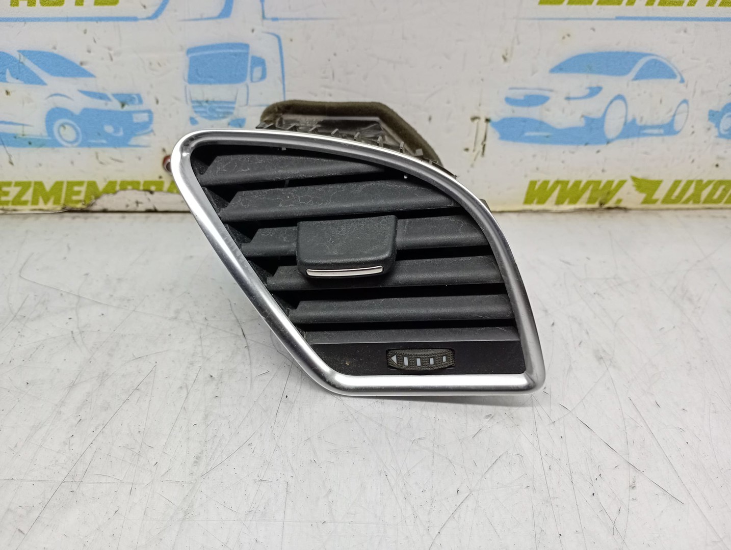 Grila ventilatie bord 8T1820902B Audi A4 B8/8K (2007 - 2011)