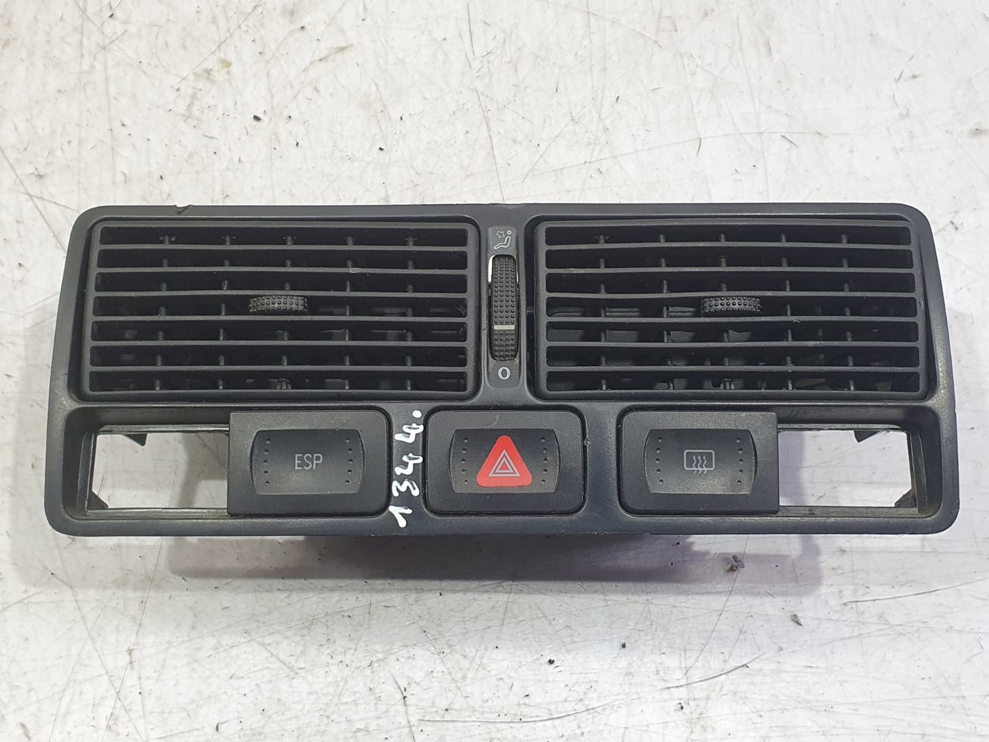 Grila ventilatie bord 1J0819734b Volkswagen Golf 4 (1997 - 2006)