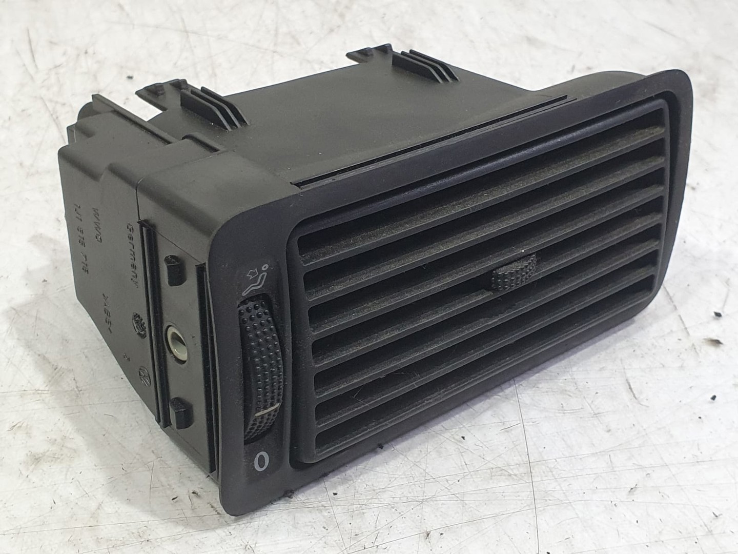 Grila ventilatie bord 1J1819704c Volkswagen Golf 4 (1997 - 2006)
