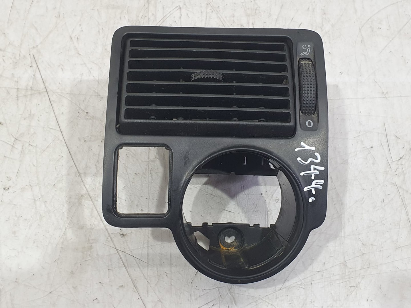 Grila ventilatie bord 1J1815715a Volkswagen Golf 4 (1997 - 2006)
