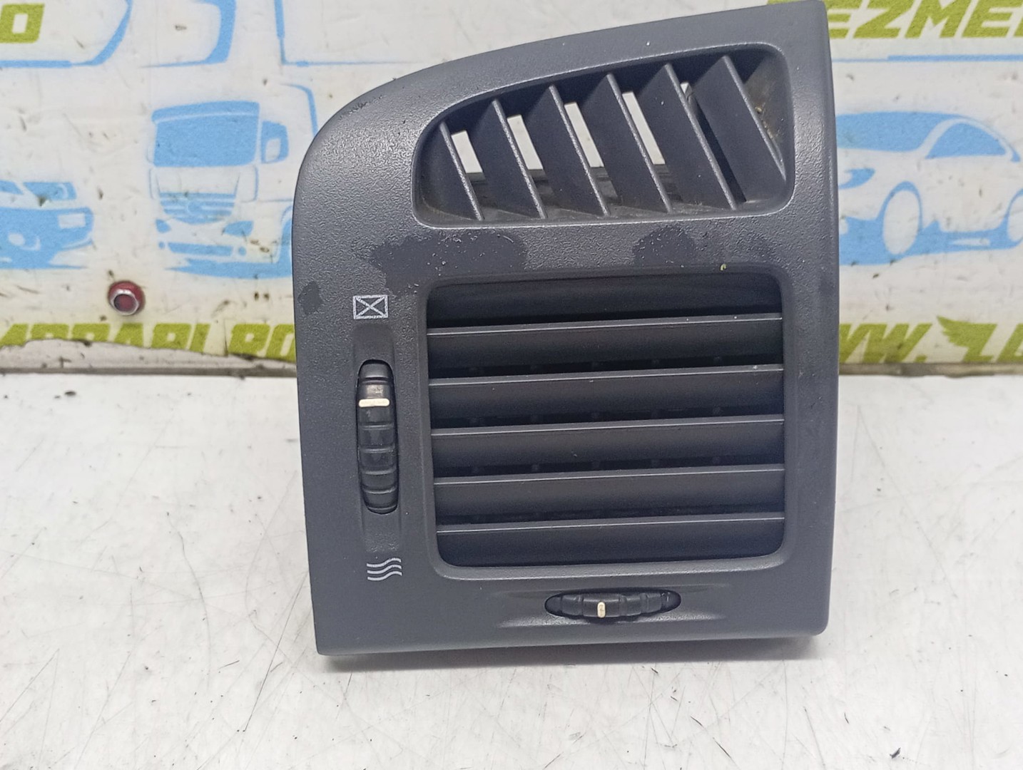 Grila ventilatie bord LD84130A Kia Cerato 1 (2004 - 2006)