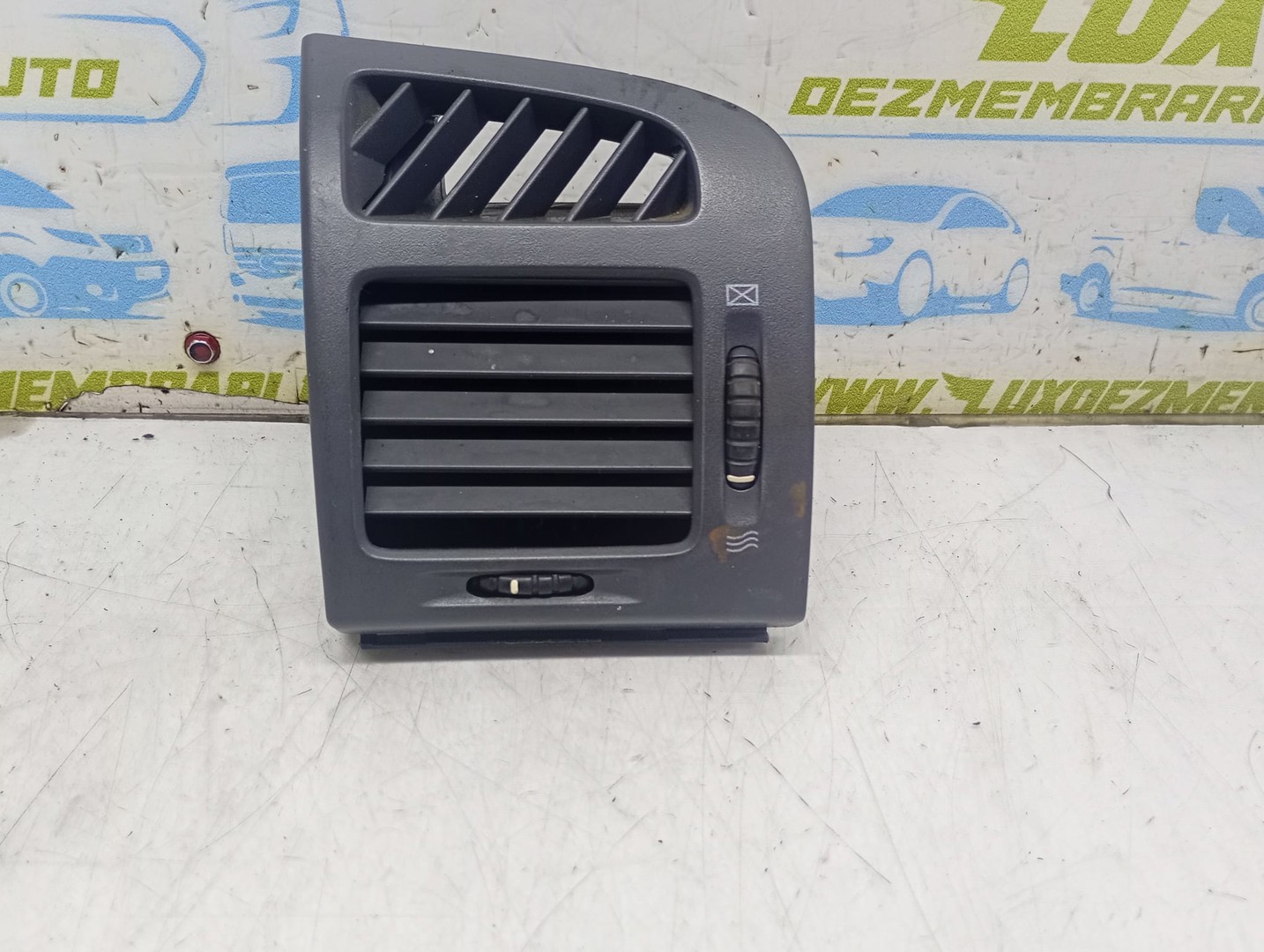 Grila ventilatie bord LD84120A Kia Cerato 1 (2004 - 2006)