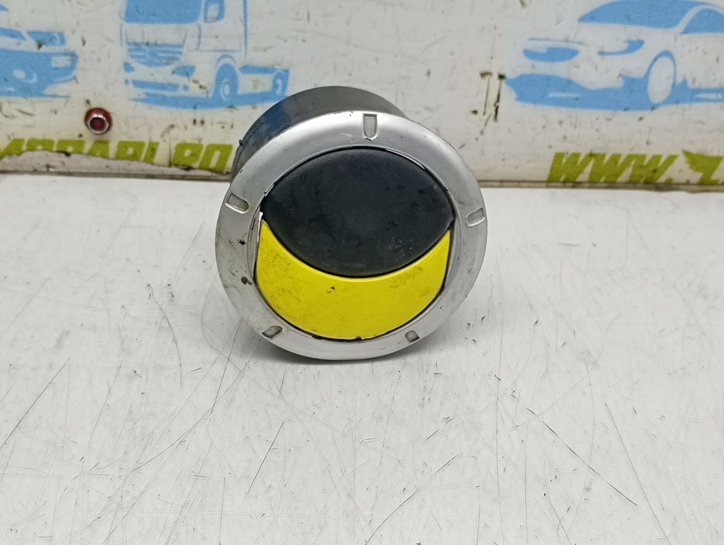 Grila ventilatie bord 687606726R Dacia Duster 1 (2010 - 2013)
