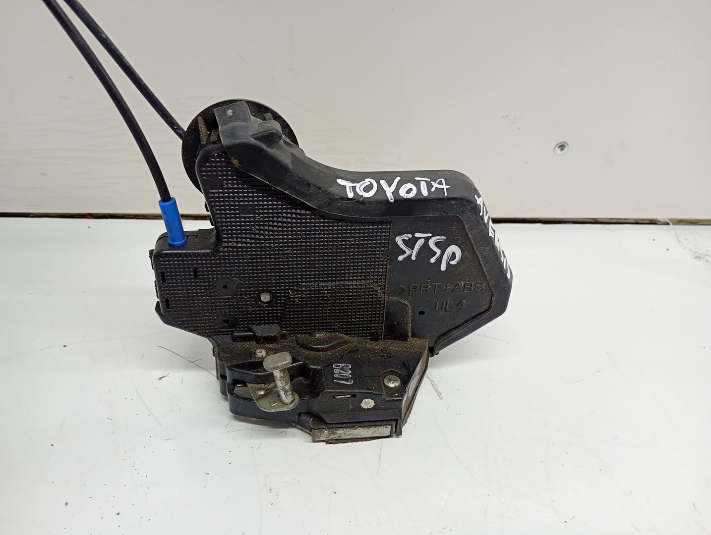 Broasca stanga fata Toyota Avensis 2 T25 (2002 - 2006)