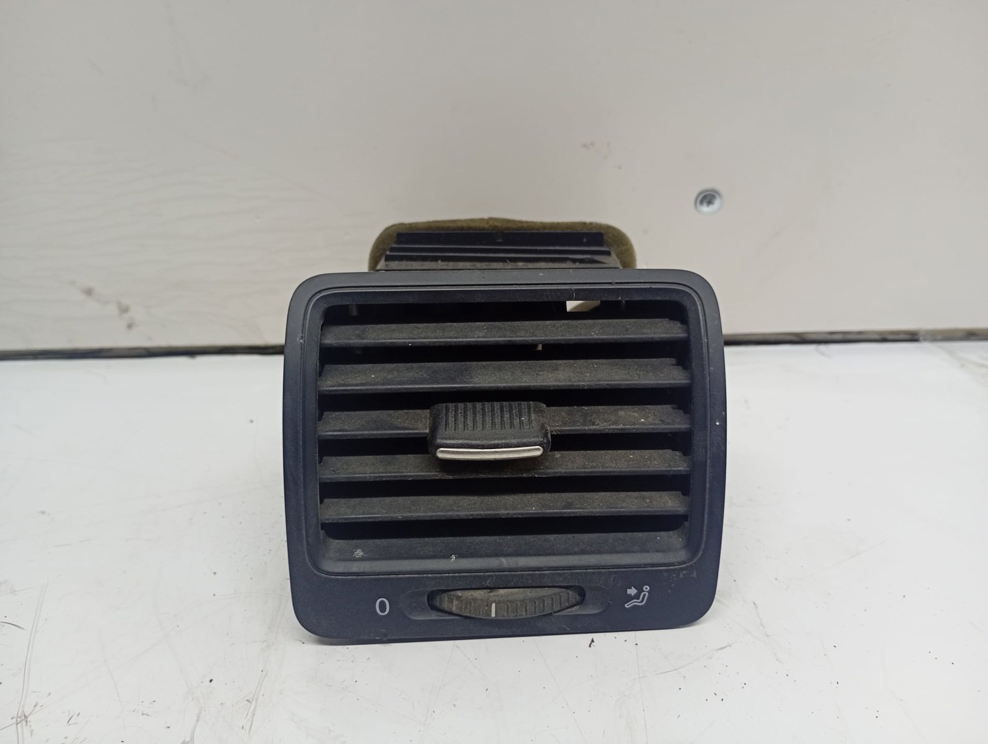 Grila ventilatie bord 1k0819704 Volkswagen Golf 5 (2003 - 2009)