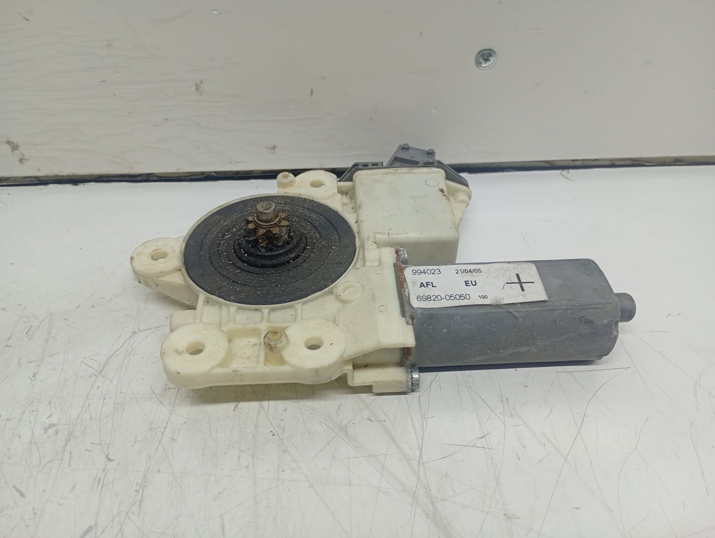 Motoras geam stanga fata 69820-05050 Toyota Avensis 2 T25 (2002 - 2006)