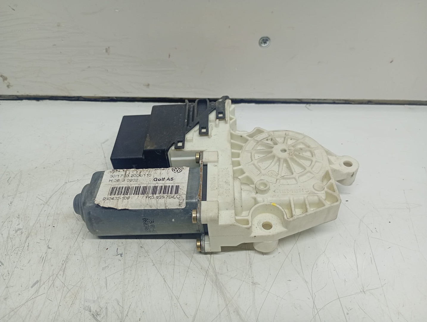 Motoras geam dreapta fata 1K0959704C Volkswagen Golf 5 (2003 - 2009)