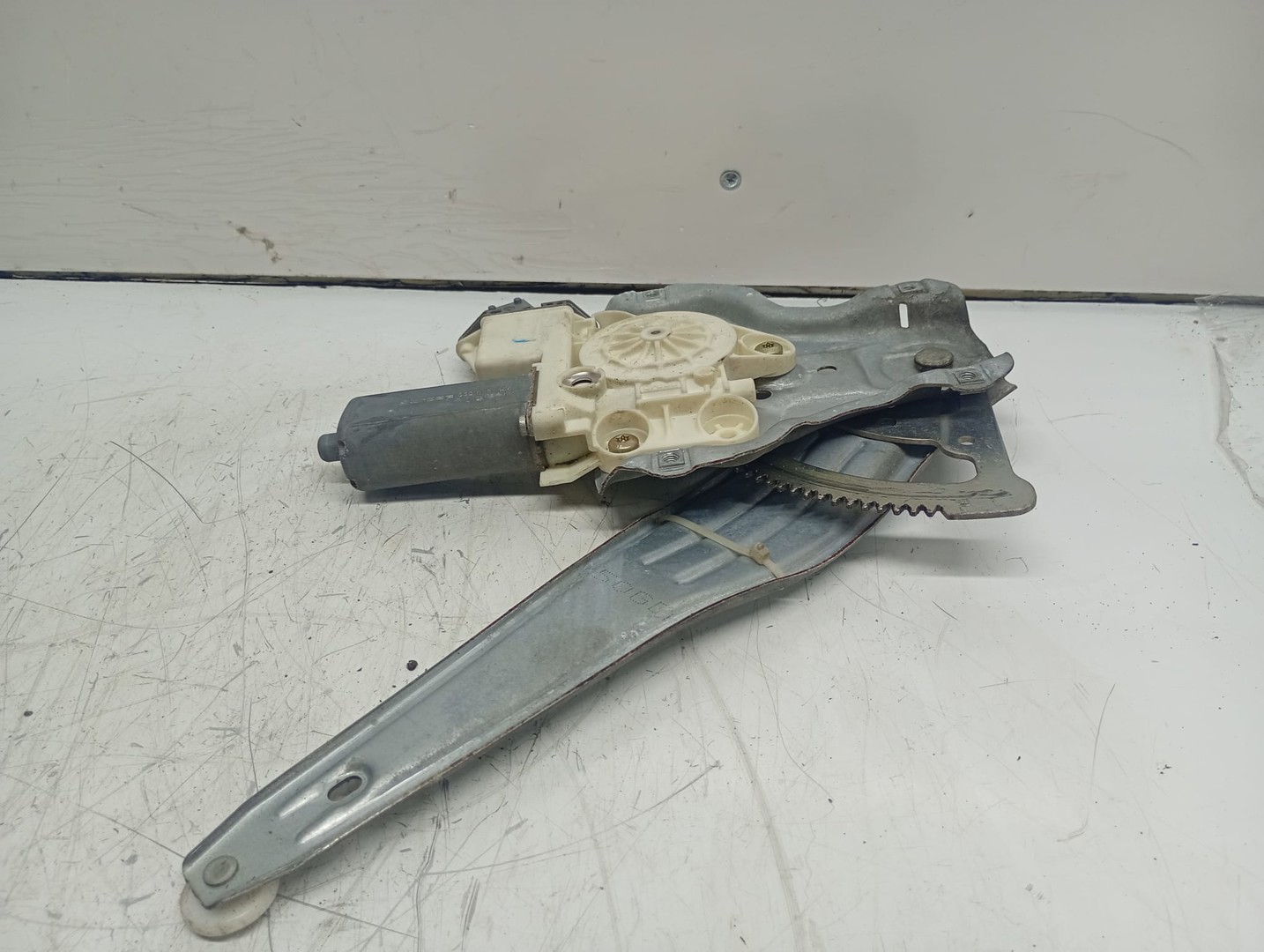 Macara geam dreapta spate 992045-100 Toyota Avensis 2 T25 (2002 - 2006)