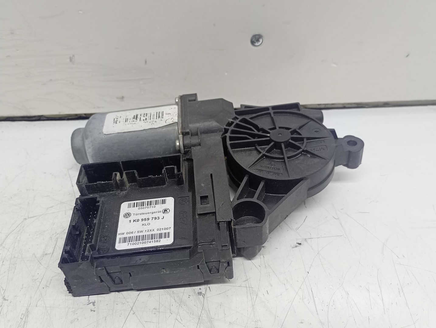 Motoras geam stanga fata 1k0959793j Volkswagen Golf 5 (2003 - 2009)