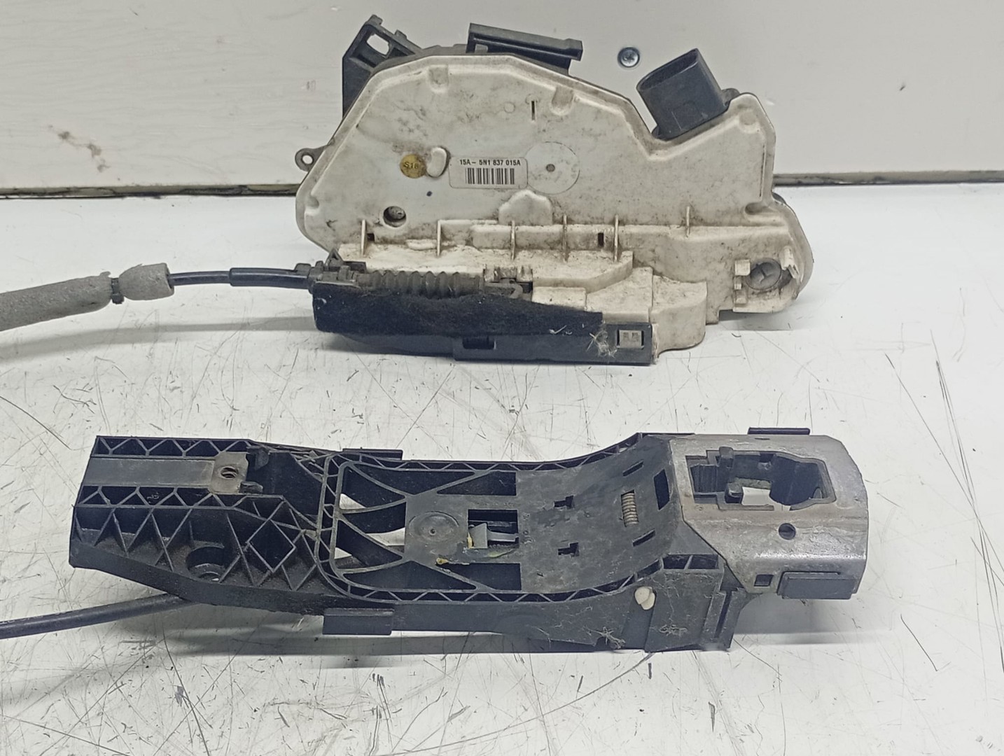 Broasca stanga fata 5N1837015A Volkswagen Tiguan 1 (5N) (2007 - 2011)