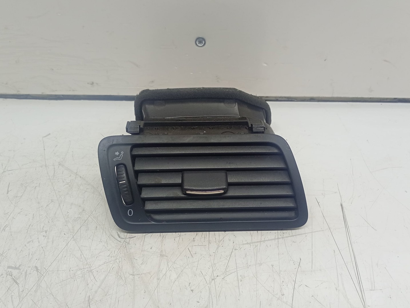 Grila ventilatie bord 3C1819702 Volkswagen Passat B6 (2005 - 2010)