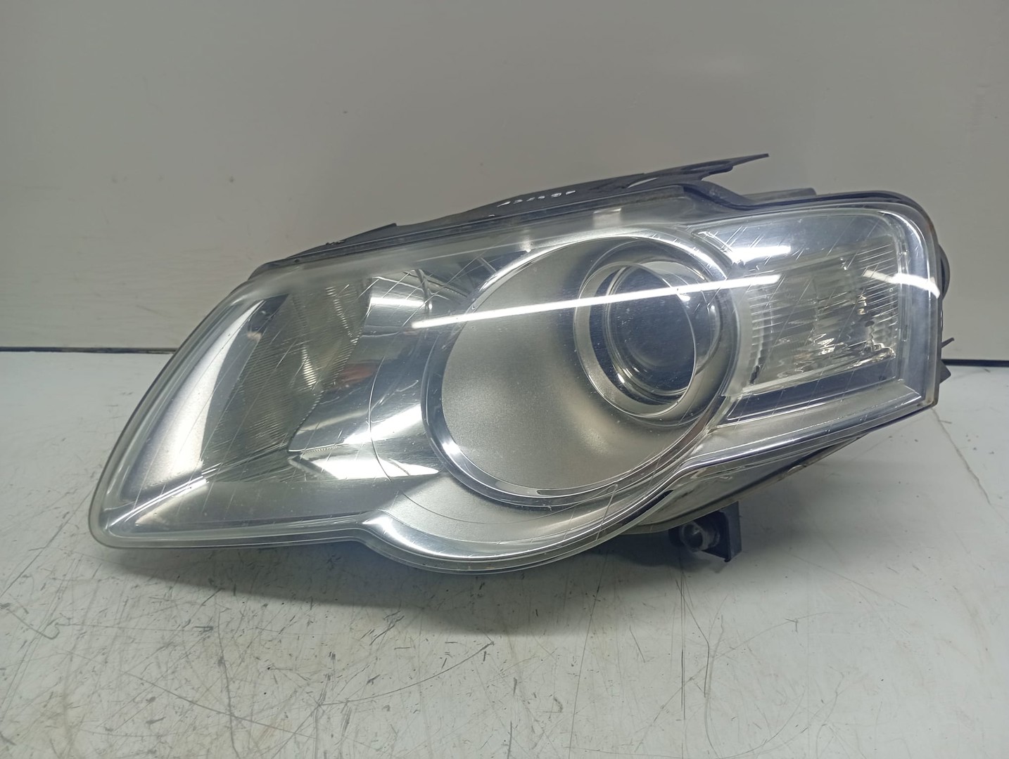 Far stanga 1EL24701401 Volkswagen Passat B6 (2005 - 2010)