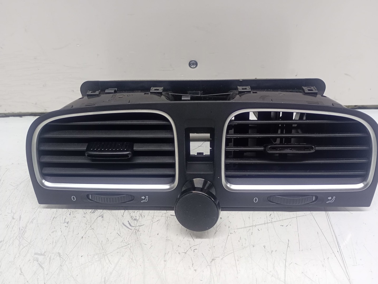 Grila ventilatie bord 5K0819733 Volkswagen Golf 6 (2008 - 2015)