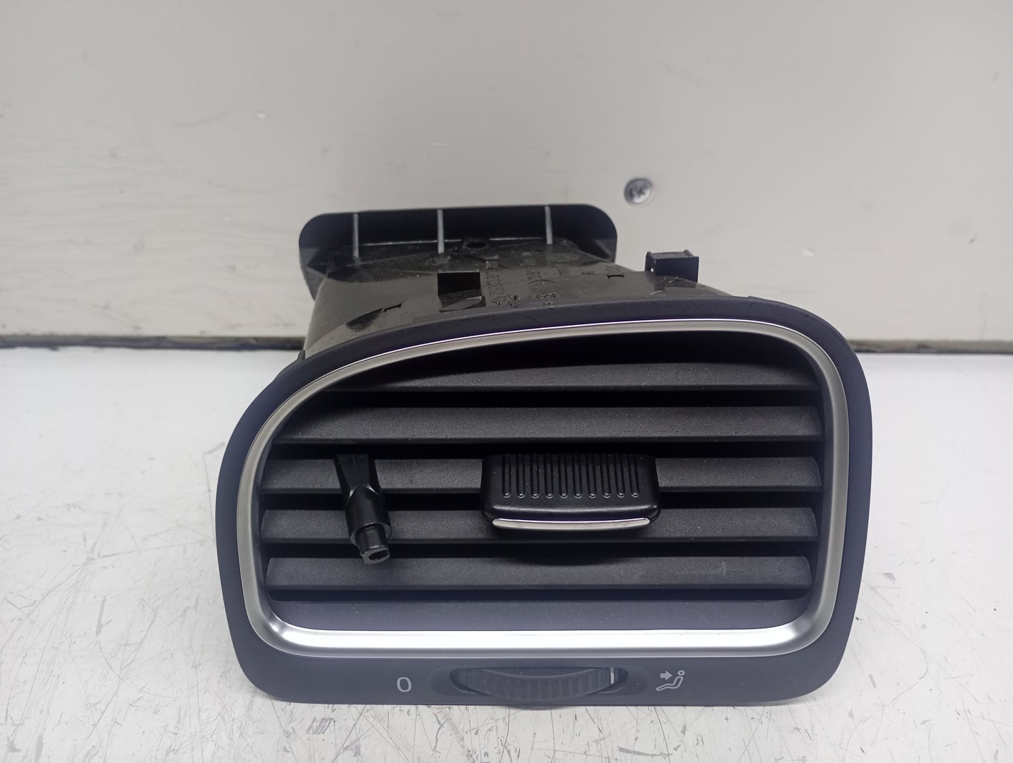 Grila ventilatie bord 5K0819709 Volkswagen Golf 6 (2008 - 2015)