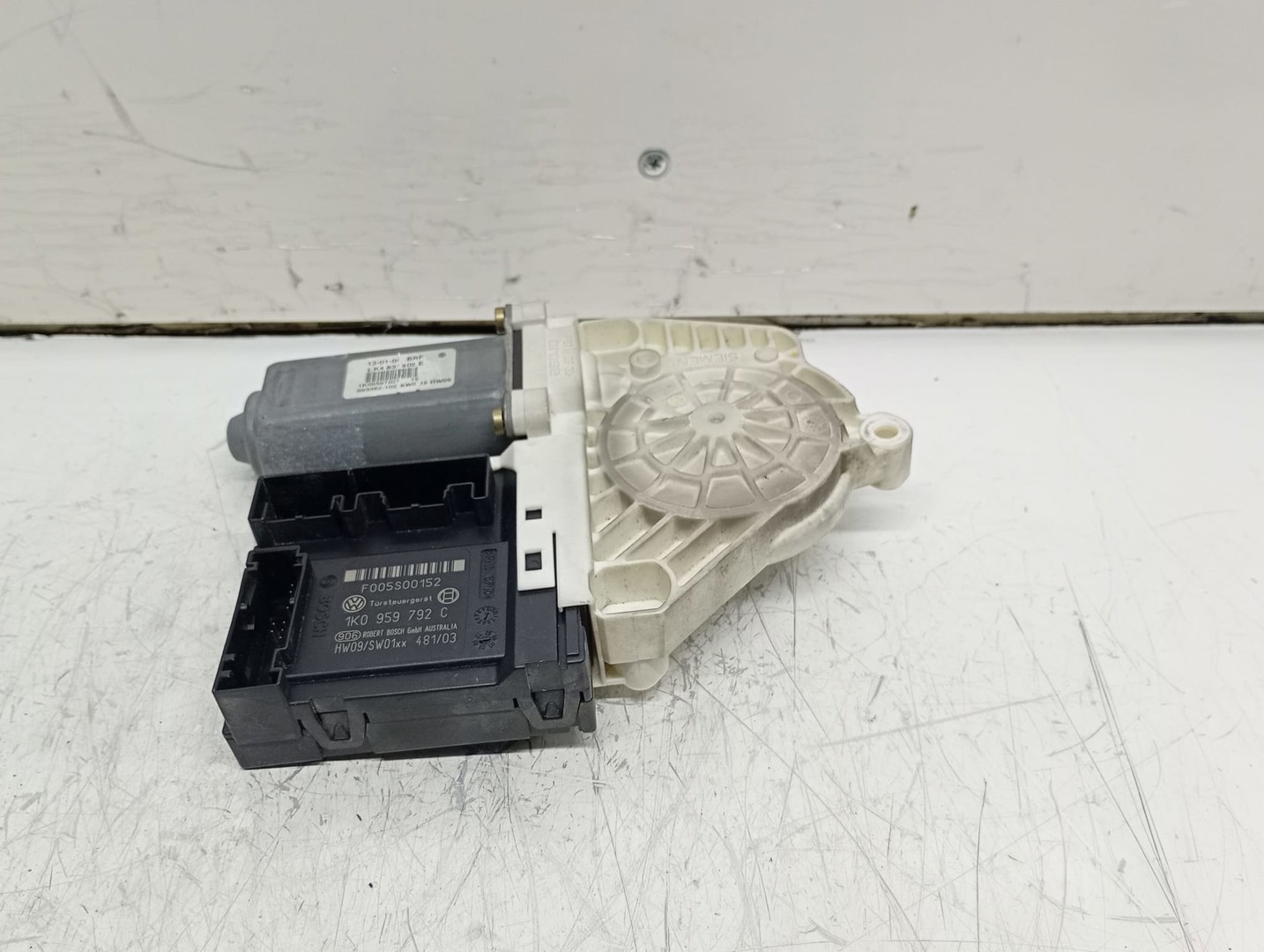 Motoras geam dreapta fata 1k09597025 Volkswagen Golf 5 (2003 - 2009)