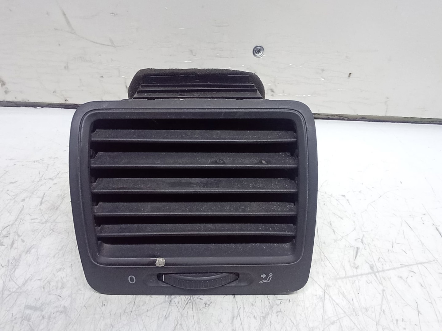 Grila ventilatie bord 1K0819709 Volkswagen Golf 5 (2003 - 2009)